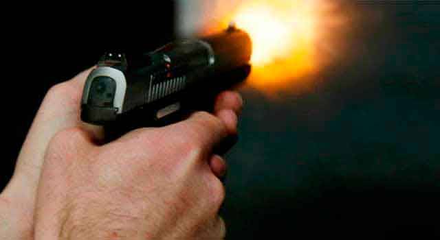 Homem de 32 anos fica ferido após disparos de arma de fogo em frente casa noturna, em Vilhena