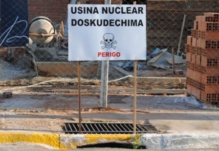 Moradores usam bom humor para protestar contra mau cheiro