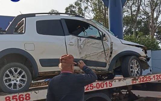 Picape que saiu de Rondônia atropela anta, capota na pista e bate em árvore às margens de rodovia em Mato Grosso