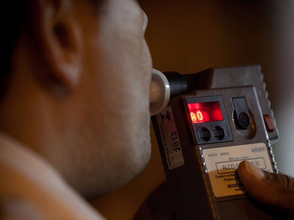 Pilotando motoneta em zigue-zague pelas ruas e completamente bêbado, homem de 51 anos é preso pela PM, em Vilhena