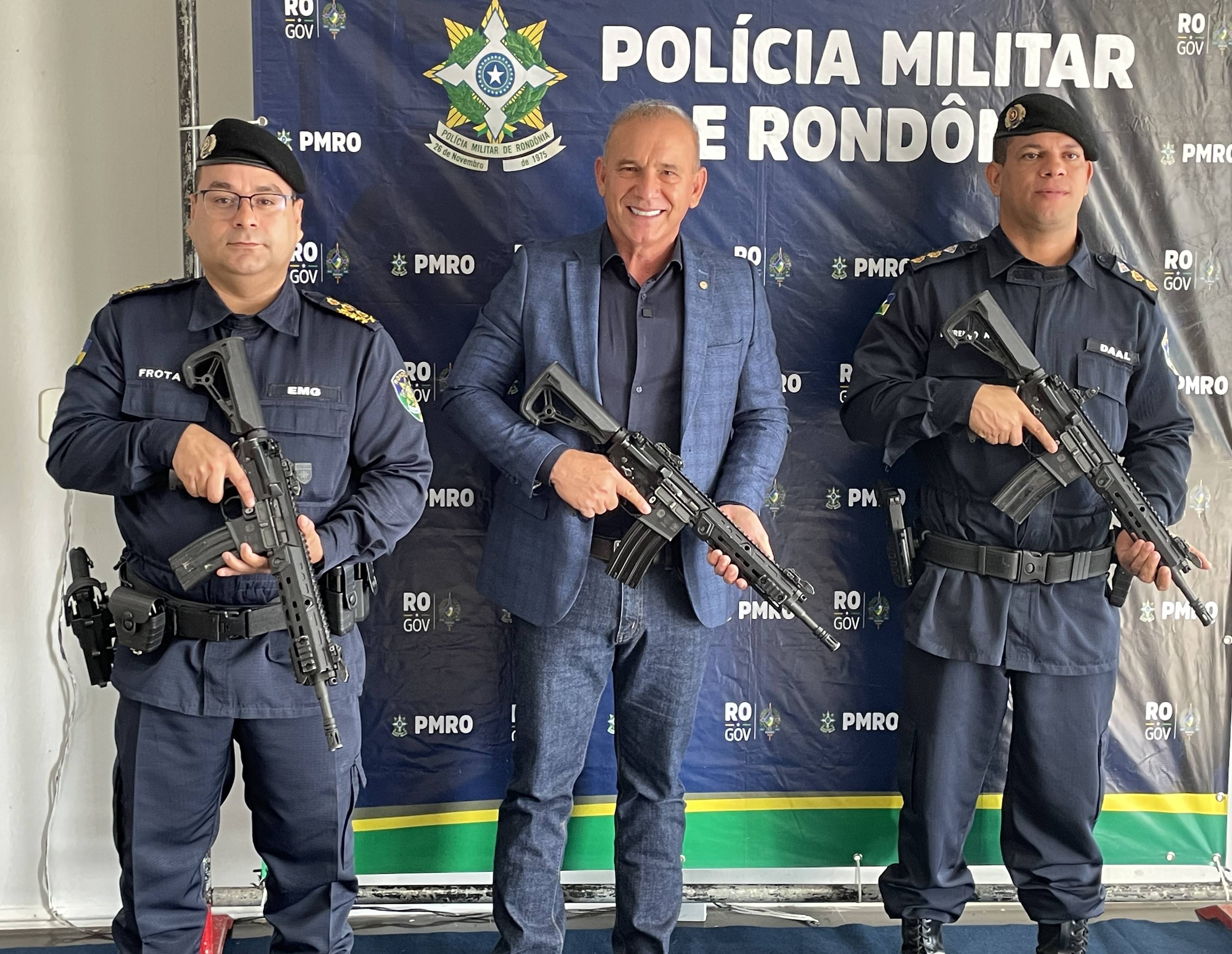 Deputado Ezequiel Neiva entrega fuzis israelenses para atender a Polícia Militar, em Vilhena