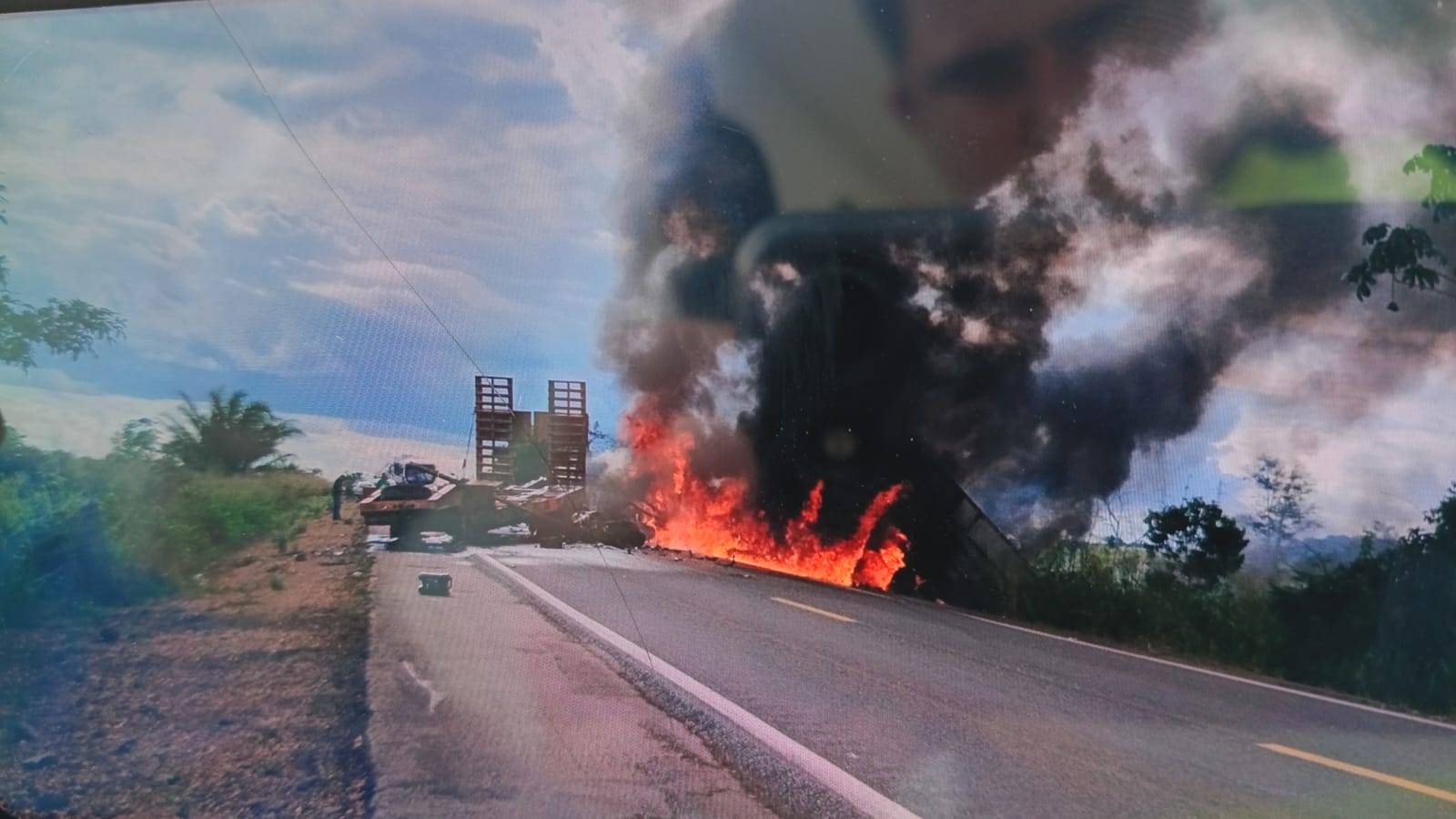 VEJA VÍDEOS: carreta-prancha do DER de Rondônia bate de frente em outra na BR 364; motorista teria morrido carbonizado