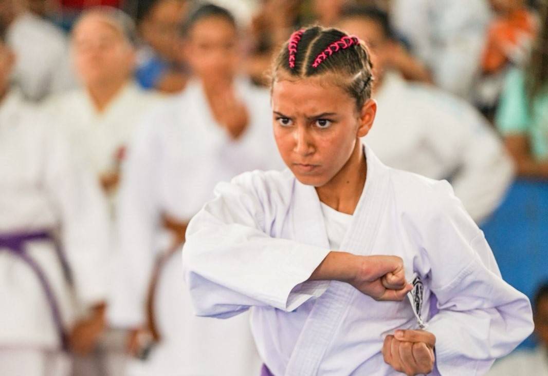 Vilhenense cria vaquinha virtual, faz rifa e vende feijoada para filha competir no Mundial de Karatê, na Romênia