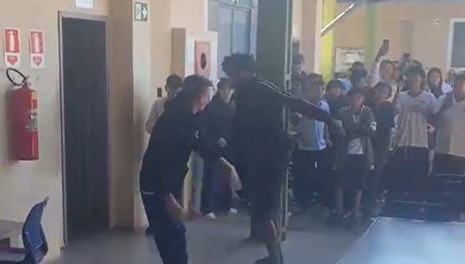VÍDEO: briga de alunos em escola pública de Vilhena onde uso de celular é proibido viraliza no WhatsApp
