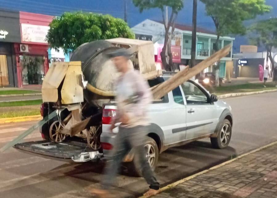 VEJA VÍDEO: ao passar por quebra-molas em trecho urbano de rodovia, em Vilhena, motorista “perde” betoneira na pista