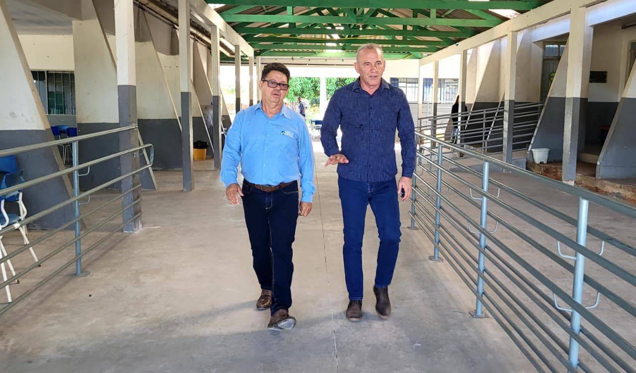 Deputado Ezequiel Neiva vistoria avanço das obras de reforma na Escola Cláudio Manoel da Costa, em Cacoal