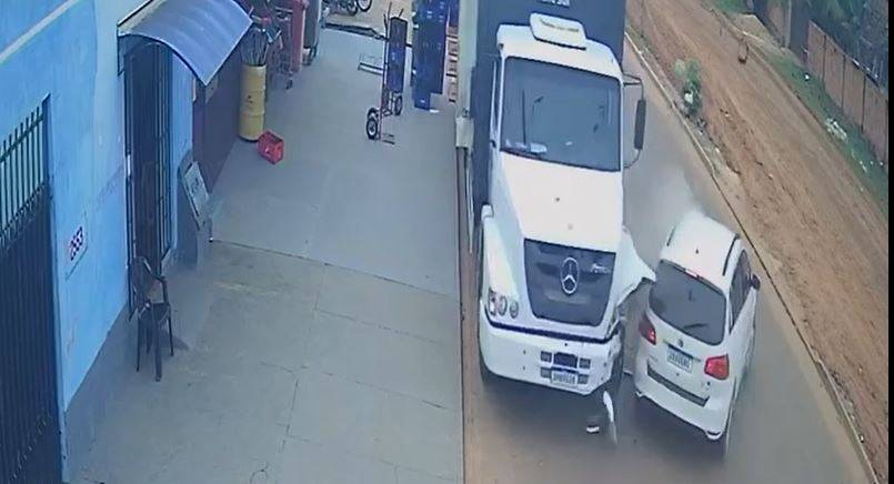 ASSISTA VÍDEO: com casal a bordo, carro “arranca lasca” em caminhão de bebidas que estava parado, em Vilhena