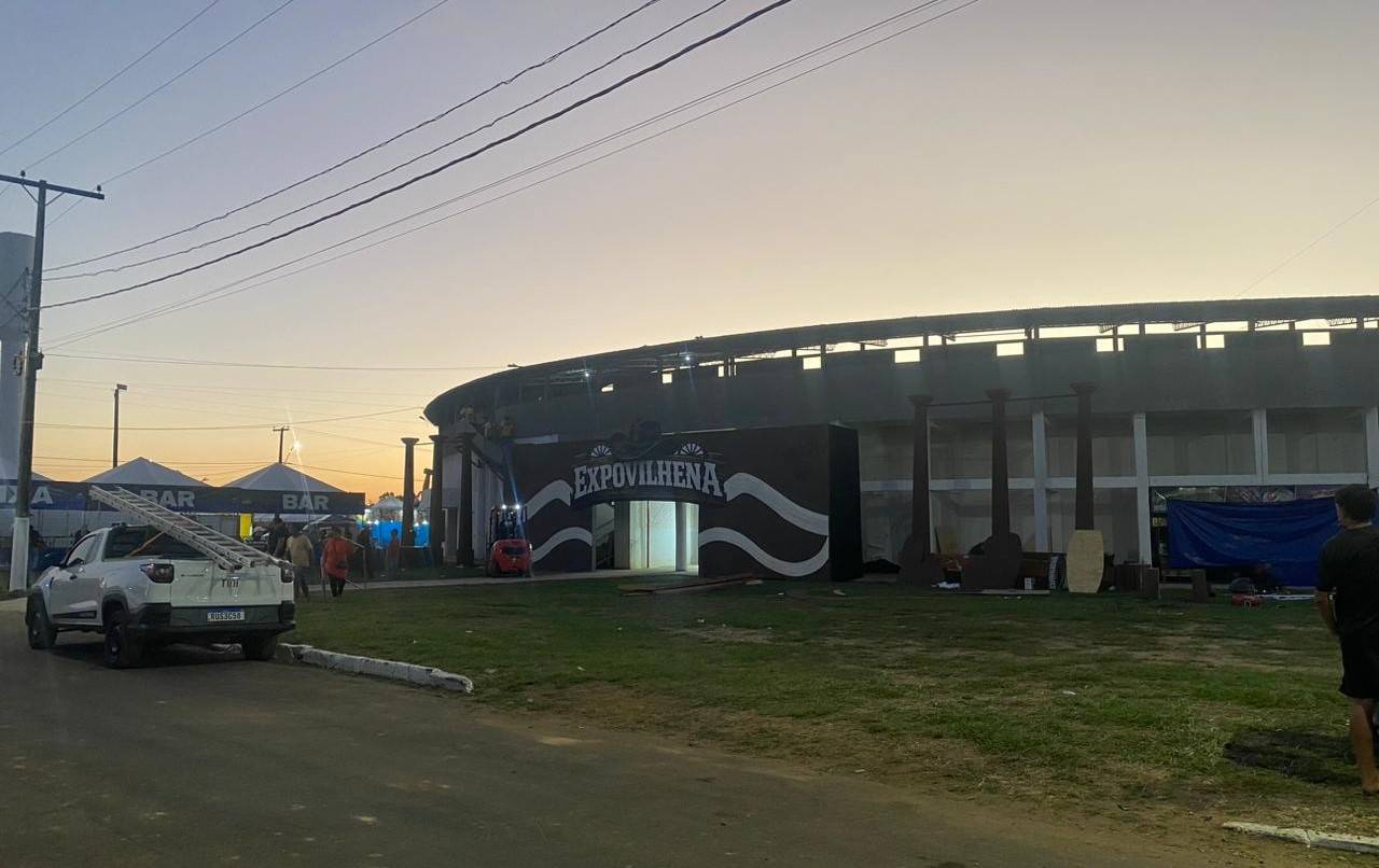 Após ser barrado com canivete tentando entrar na ExpoVilhena, homem se apresentando como policial acaba preso