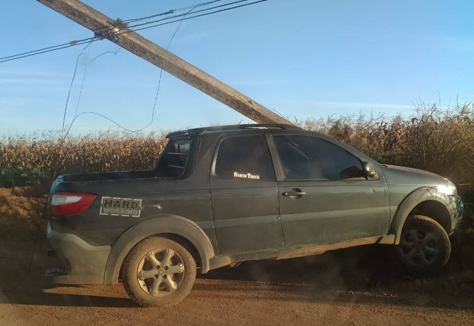ASSISTA: vídeo mostra caminhonete que “atropelou” poste em estrada do Setor Chacareiro, em Vilhena