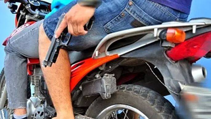 Após ser abordada por ladrões adolescentes, cuidadora derruba os dois com chute e escapa de assalto, em Vilhena