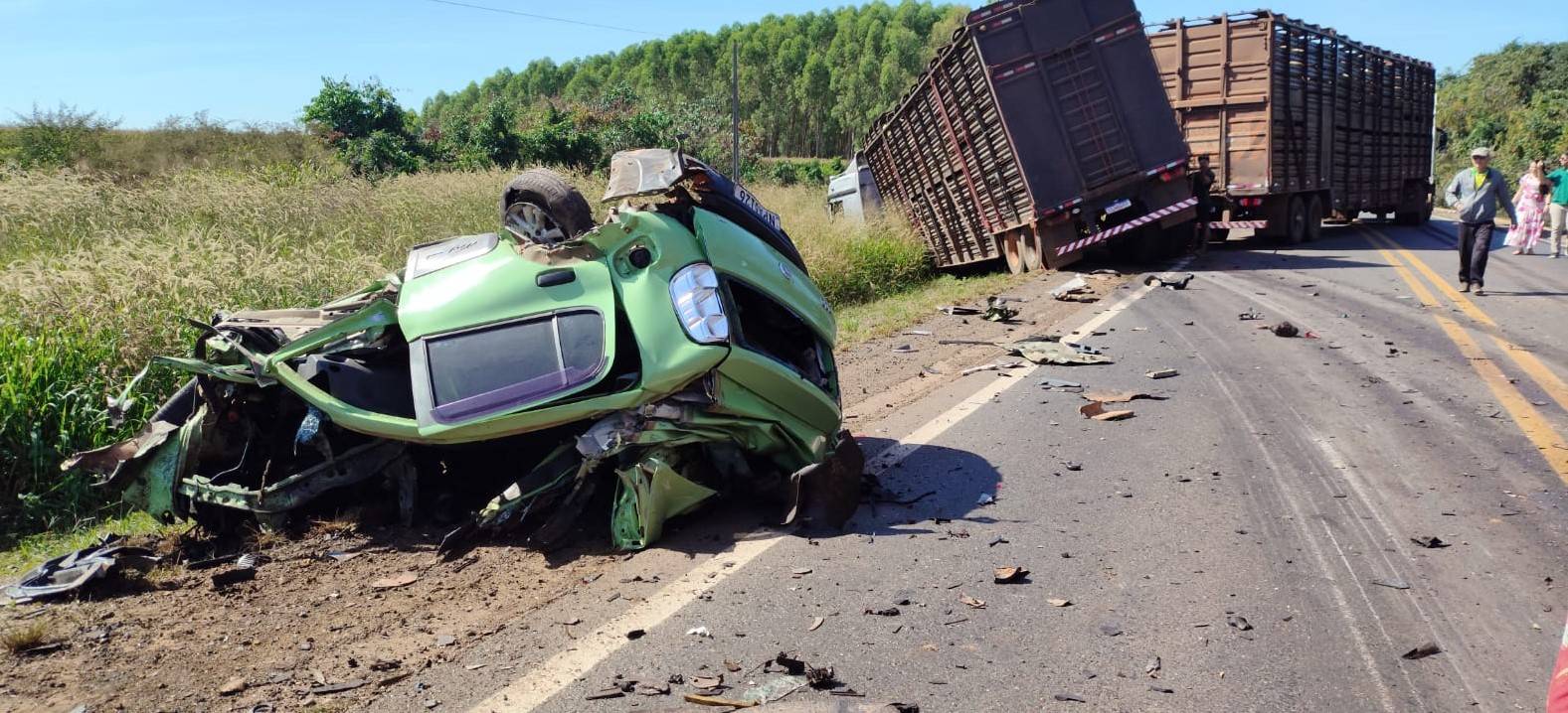 ASSISTA VÍDEOS: acidente envolvendo carro de passeio e carretas deixa um morto na BR 364, nas proximidades da Vilhena
