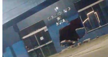 ASSISTA VÍDEO: com casal a bordo, caminhonete derruba parede de cartório na região central de Vilhena