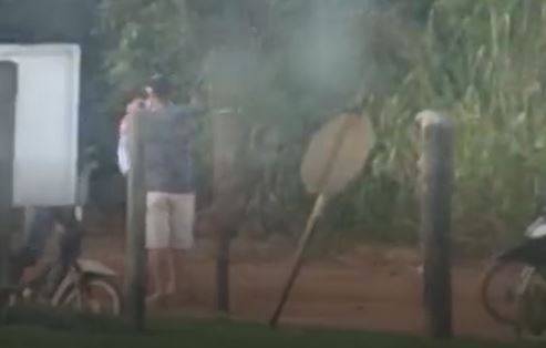 ASSISTA VÍDEOS: ladrões arrebentam porteiras, invadem sítio e fogem em motocicletas após furtarem madeiras, em Vilhena