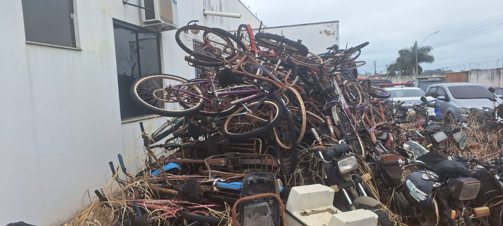 Bicicletas recuperadas pela polícia são abandonadas na Unisp de Colorado do Oeste; prazo para retirada é de 7 dias