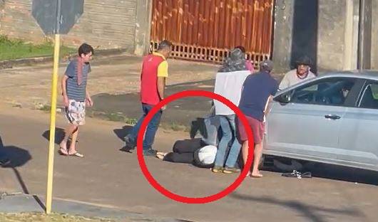ASSISTA VÍDEO: jovem vai parar com motocicleta embaixo de carro em avenida de Vilhena e populares fazem resgate dramático