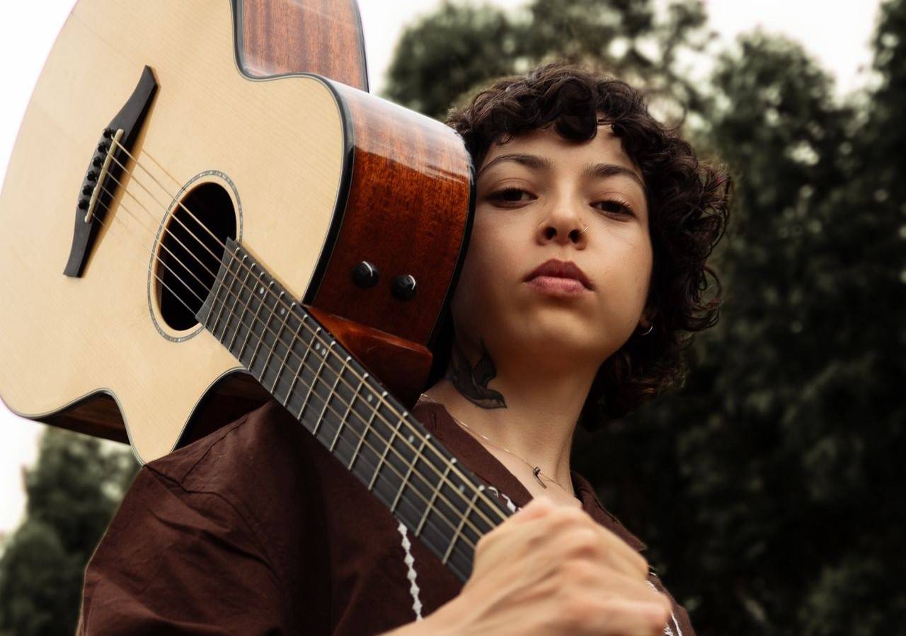 Com evento gratuito em bar da cidade, cantora vilhenense vai lançar seu novo EP neste sábado
