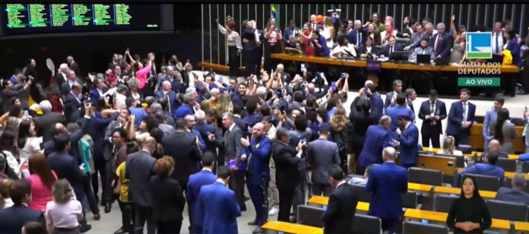 Todos os 8 deputados federais de Rondônia votaram para acabar com a jornada de trabalho 6 x 1, derrubada ontem na Câmara