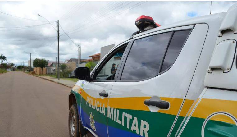 Três da mesma família, incluindo idoso, são baleados por matadores que invadiram residência, em Vilhena