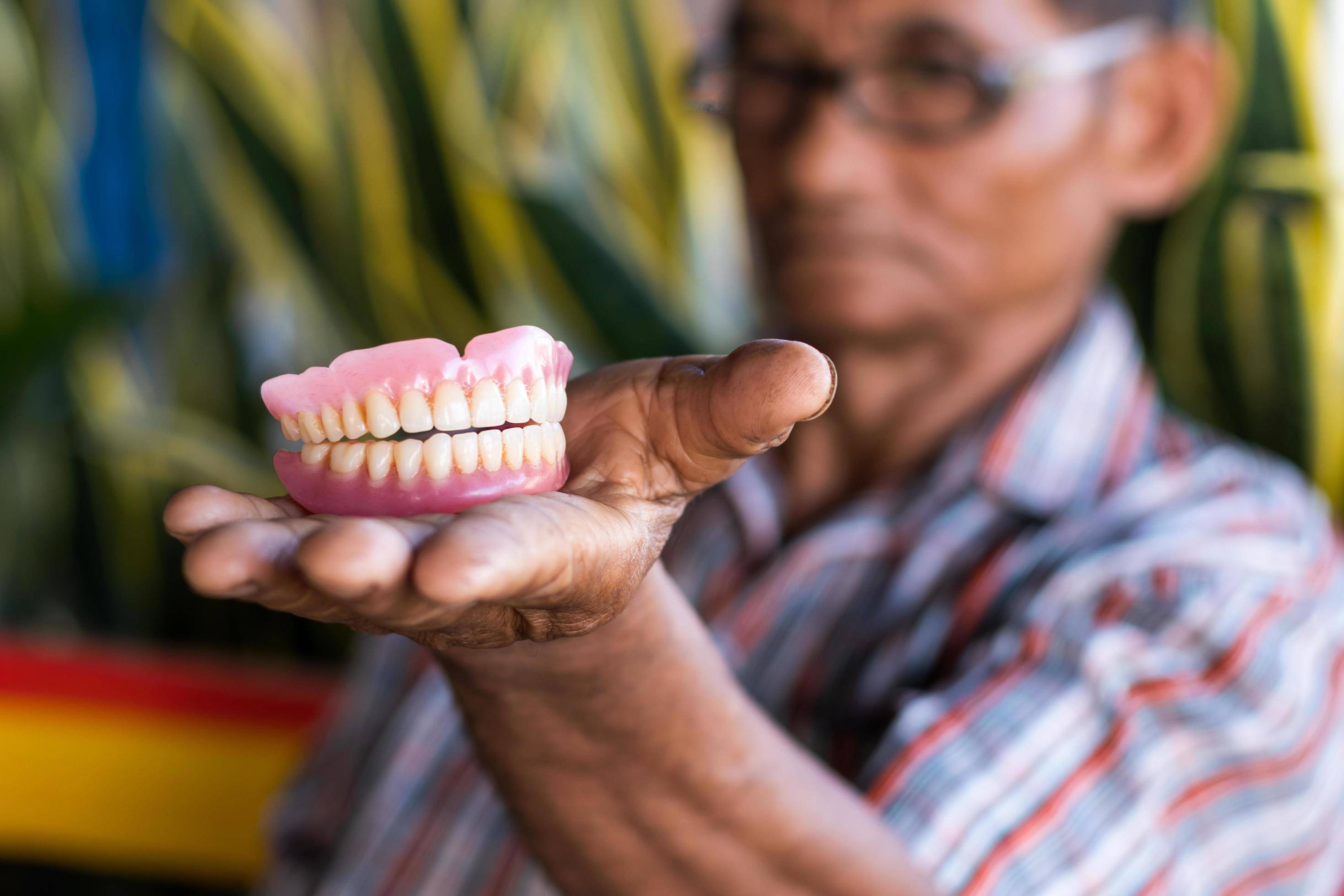 INUSITADO: almoçando em Vilhena, casal da cidade de Cerejeiras encontra dentadura na comida em restaurante local