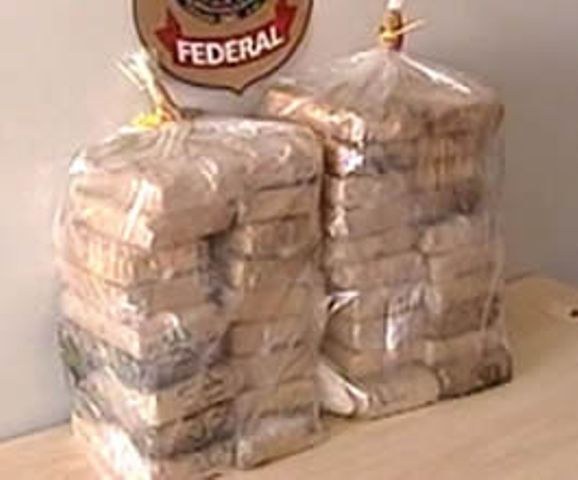 Caminhão boiadeiro de Rondônia é apreendido com 40 kg de cocaína no MT