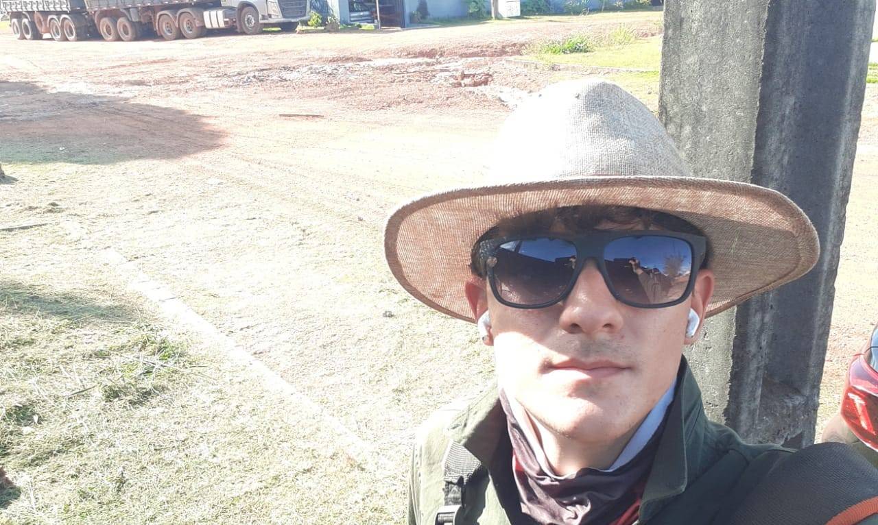 Estudante de Odontologia que faz serviços de jardinagem para pagar o curso viraliza nas redes sociais, em Vilhena