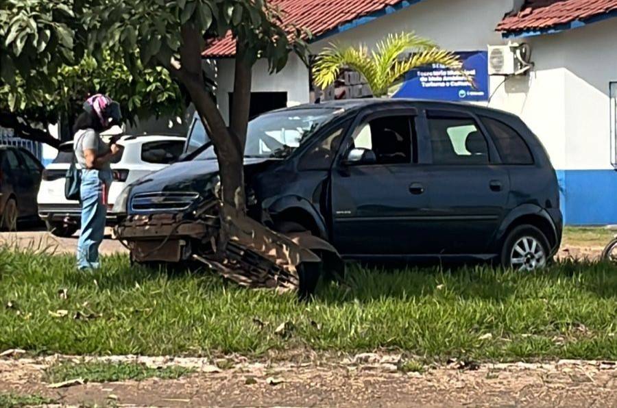 VÍDEO E FOTOS: com casal idoso a bordo, carro se envolve em acidente com carreta na BR 435, em Colorado do Oeste