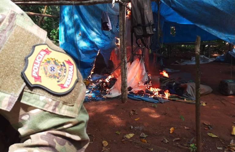 Com destruição de maquinário, PF deflagra ação contra garimpo e exploração ilegal de madeira em terras indígenas de Rondônia