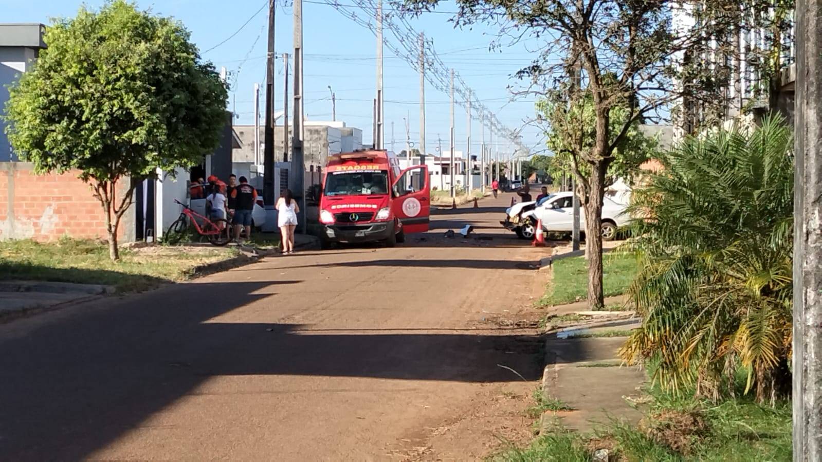 ASISTA VÍDEOS: após acidente envolvendo 2 carros, mulher perde o controle da direção e “atropela” portão de casa
