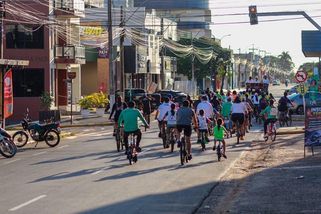 VEJA FOTOS: Passeio Ciclístico arrecada alimentos, promovendo esporte e solidariedade, em Vilhena