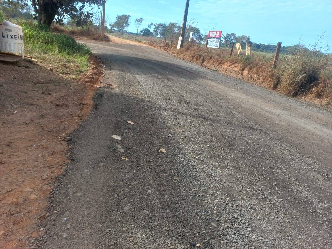 ASSISTA VÍDEOS: moradora denuncia rejeito de asfalto aplicado em estrada vicinal que passa em frente a sua casa, em Vilhena