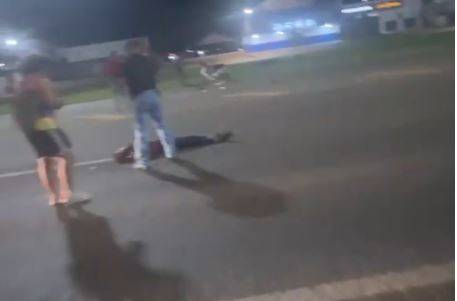 VÍDEO: batida de motocicleta em mulher que tentava atravessar a BR 364 deixa dois feridos em estado grave, em Vilhena