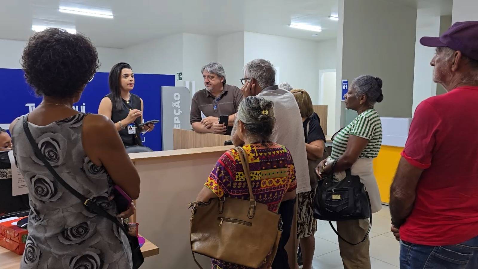 ASSISTA VÍDEO: Governo de Rondônia ignora liminar da justiça e emissão de RGs continua “empacada”, em Vilhena; jornalista denuncia