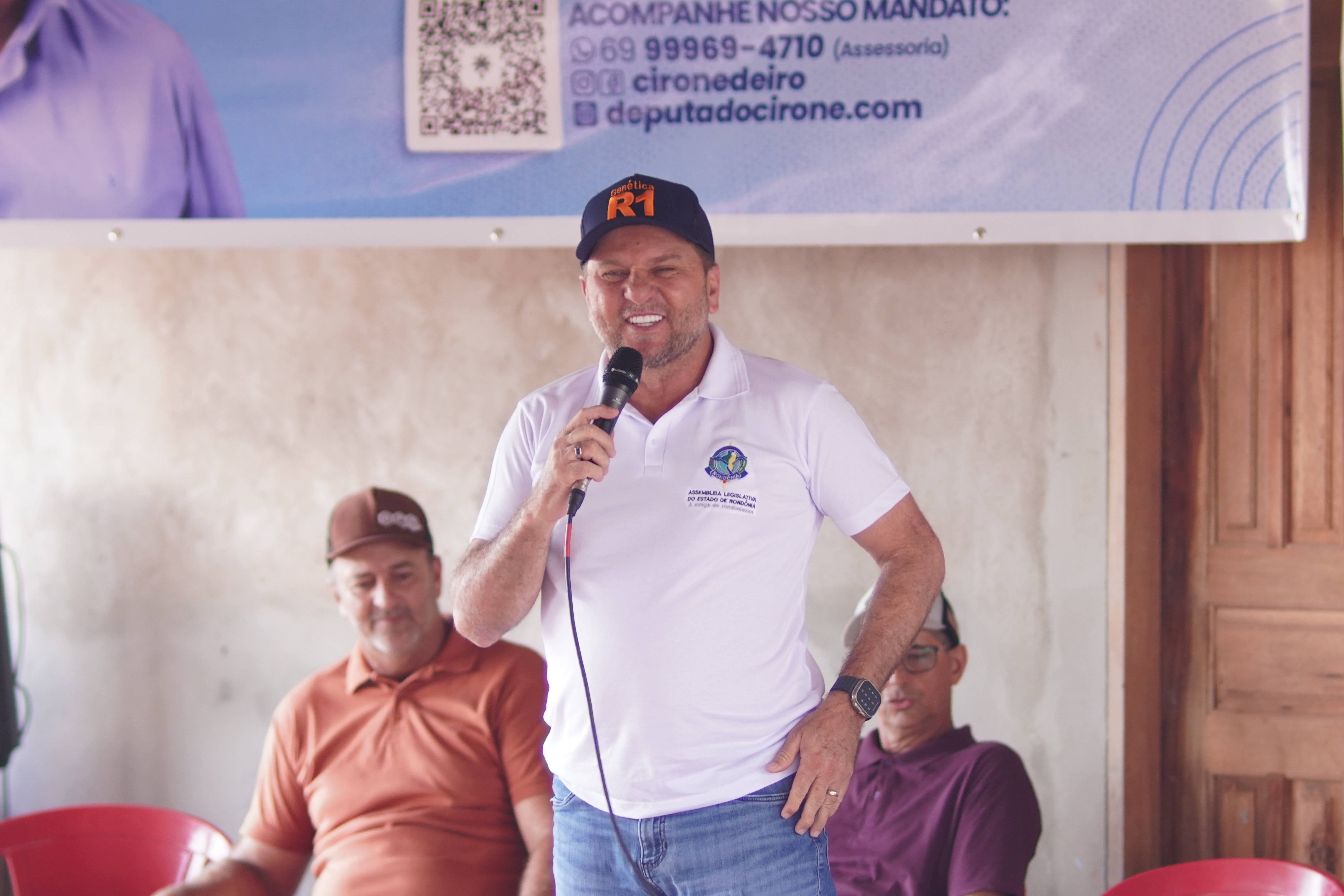 Associações de Santa Luzia e Espigão do Oeste recebem implementos com apoio do deputado Cirone Deiró
