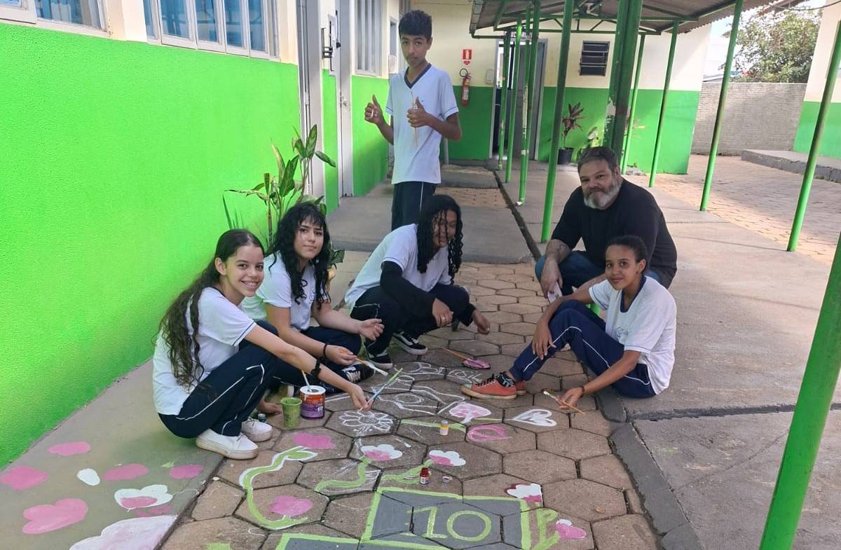 Usando cores, criatividade e aprendizagem, professor e alunos transformam pátio de escola pública, em Vilhena