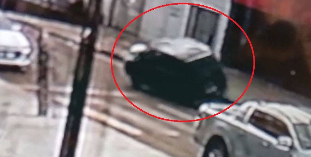 ASSISTA: vídeo mostra carro que estaria sendo dirigido por adolescente atingindo outro, estacionado em avenida de Vilhena