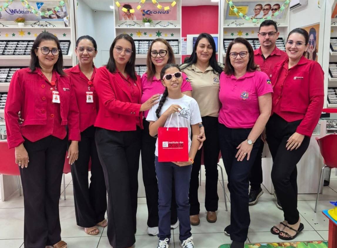 Estudante que perdeu a visão dos 2 olhos após cirurgia para retirada de tumor no cérebro ganha óculos de presente, em Vilhena