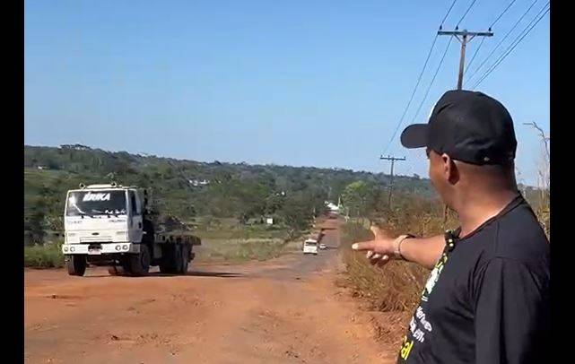 ASSISTA: vereador grava vídeo e pressiona Governo de Rondônia a consertar rodovia esburacada, em Chupinguaia