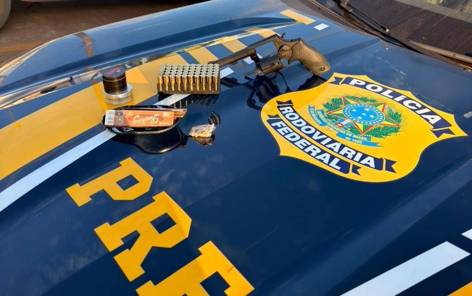 Em rodovia de Vilhena, agentes da PRF apreendem maconha, revólver e 50 munições com 2 homens em caminhonete