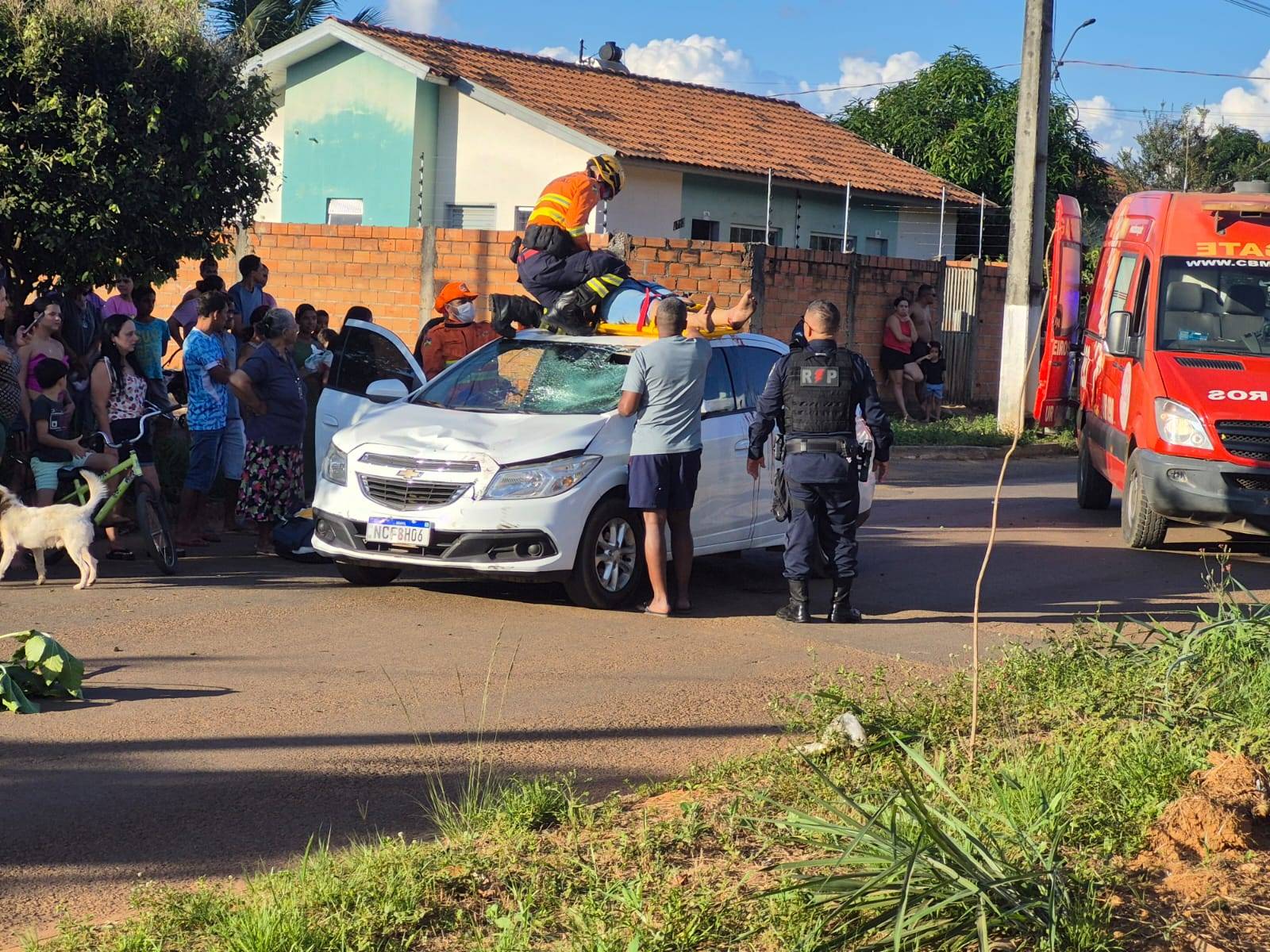 Batida entre carro e bicicleta deixa homem gravemente ferido, em Vilhena; Bombeiros são acionados