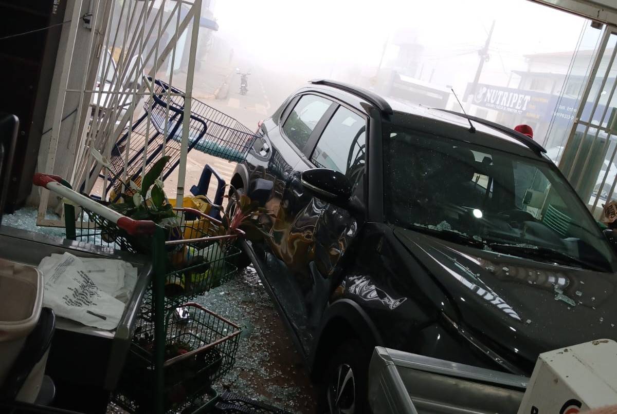 ASSISTA VÍDEOS: motorista fica com pé “enganchado” no acelerador e carro derruba porta de supermercado, em Vilhena