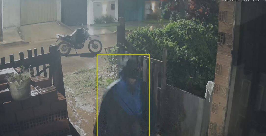 ASSISTA: vídeos mostram o ladrão “mais esfomeado e folgado de Vilhena”, que furtou TV, moto e comida enquanto dona da casa dormia