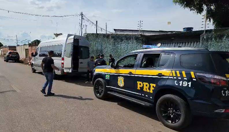 Em ação humanitária, PRF de Rondônia e Acre acolhe, na BR 364, migrantes venezuelanos que estavam indo para São Paulo