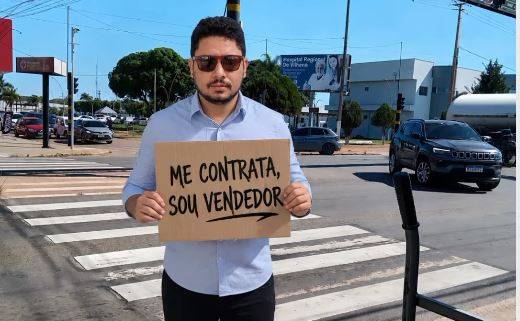 Após criar “meme”, vendedor pede emprego em semáforo de Vilhena e imagem viraliza nas redes sociais