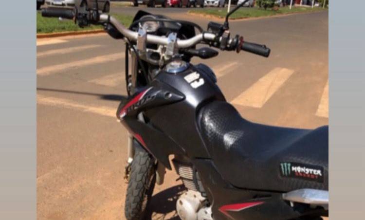 Moto furtada e trocada por 50 reais em porções de crack é recuperada pela Polícia Militar, em Vilhena; crime foi filmado