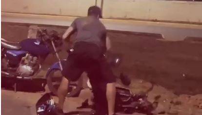 VÍDEO: após acidente com scooter elétrica pilotada por adolescente, motociclista atira veículo dentro de galeria, em Vilhena