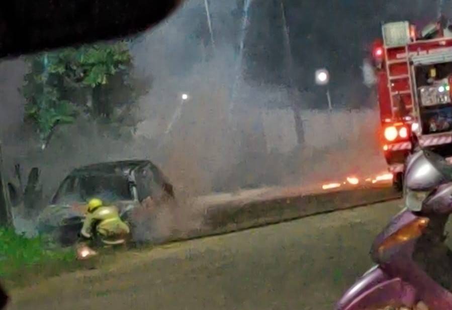 VEJA VÍDEOS: carro pega fogo no meio da rua e Bombeiros são acionados, mas não conseguem evitar destruição, em Vilhena