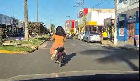 ASSISTA VÍDEO: em bicicleta elétrica e sem capacete, condutora desafia o trânsito na avenida mais movimentada de Vilhena