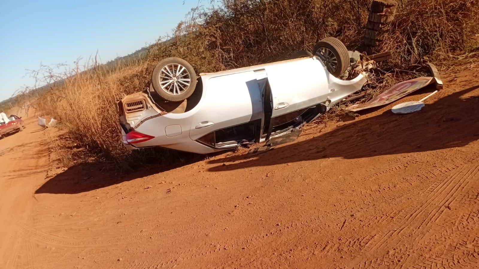 ASSISTA VÍDEOS: veículo que capotou e “atropelou” palanque é abandonado na área rural de Vilhena