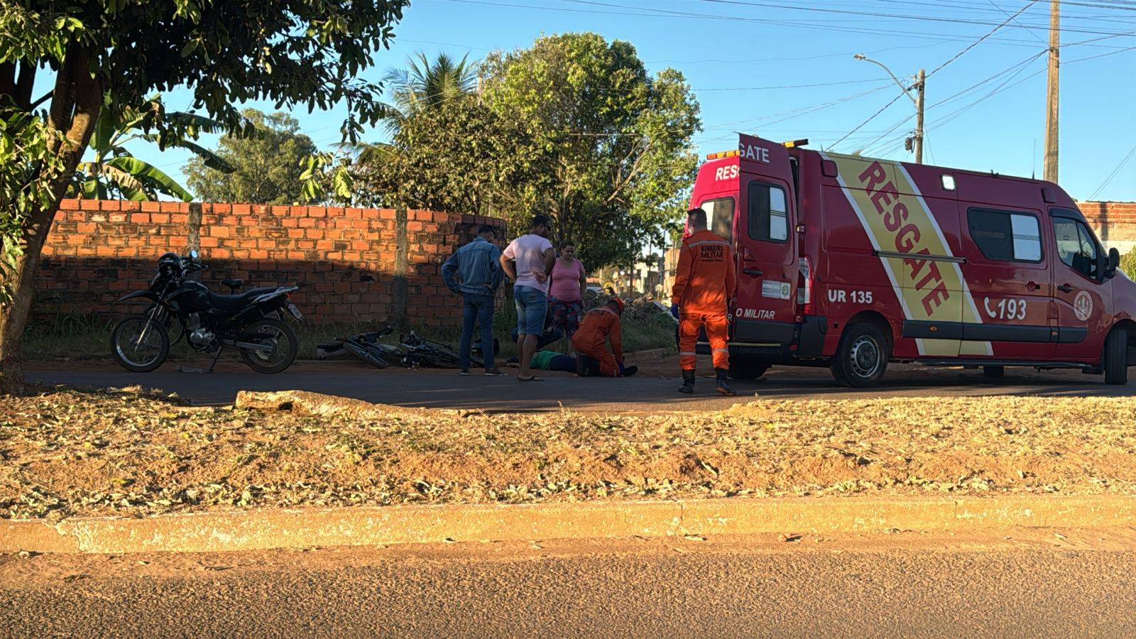 Usando tornozeleira eletrônica desligada, mulher é resgatada após bater com bicicleta elétrica em carreta em avenida de Vilhena