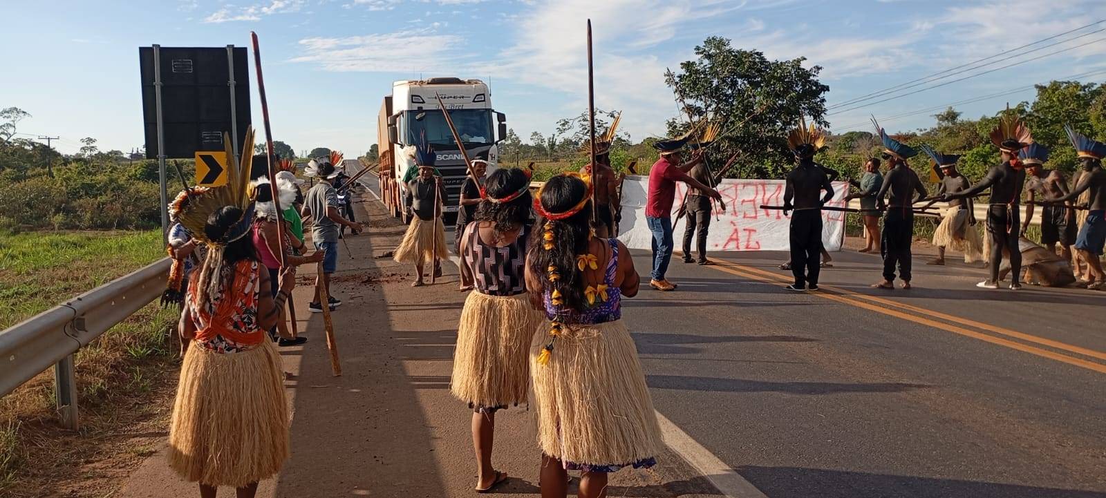 VÍDEOS E FOTOS: saiba o que motivou membros de várias etnias indígenas a “fechar” rodovia federal, em Rondônia